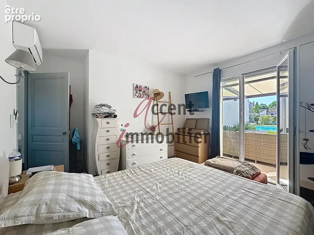 Mollégès, magnifique villa de plain pied avec piscine chauffée et garage - photo 11