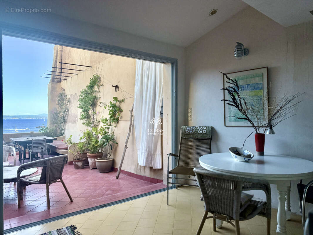 Extremement rare à la vente, duplex sur les falaises de Bonifacio - photo 2