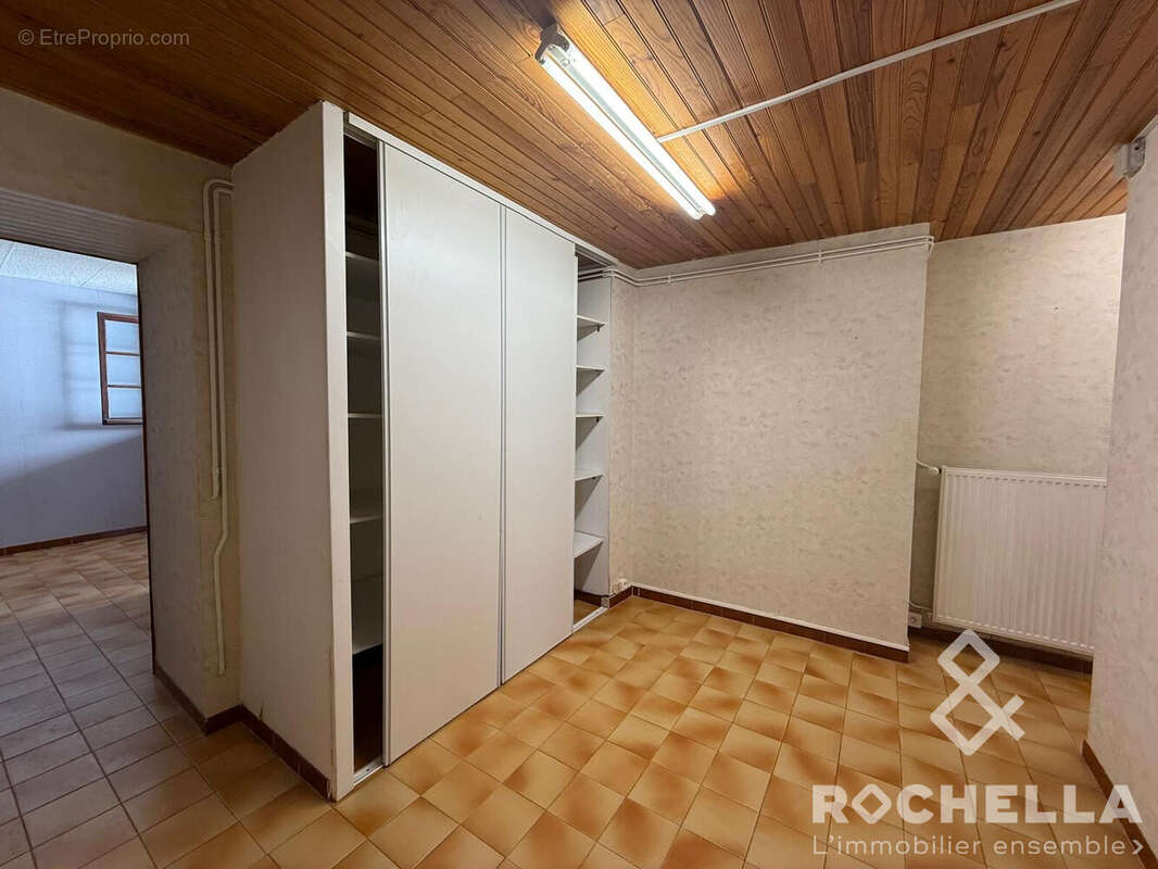 dégagement rez de chaussée accès chambre - Maison à ASNIERES-LA-GIRAUD