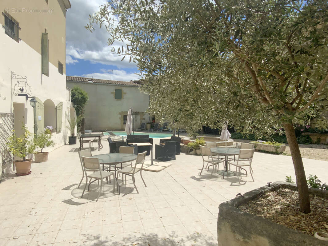 Mas de village du XIXo siècle avec cour , piscine dans un village avec commerces. - photo 2