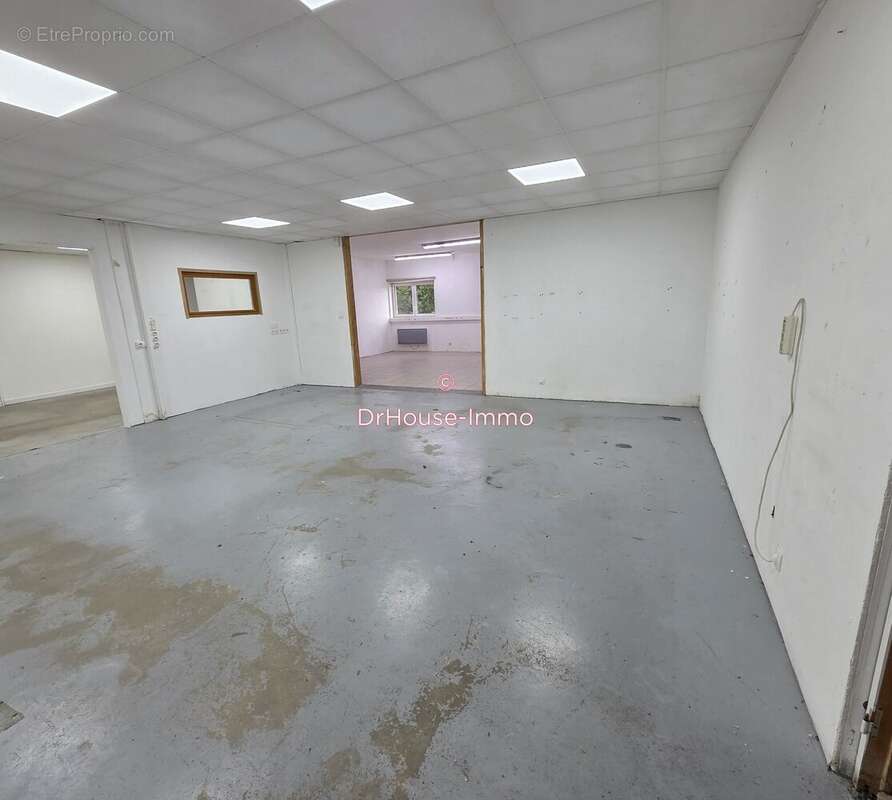 Commerce 336 m² à Montbizot  - photo 9