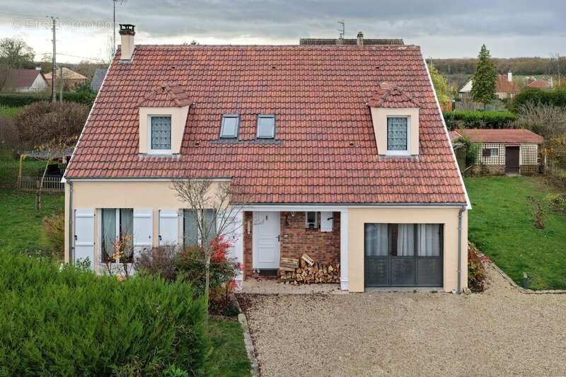 Maison à LA QUEUE-LES-YVELINES