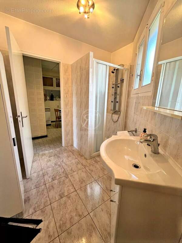 Maison T5 + Appartement T3 + Magasin + garages & jardin - photo 11
