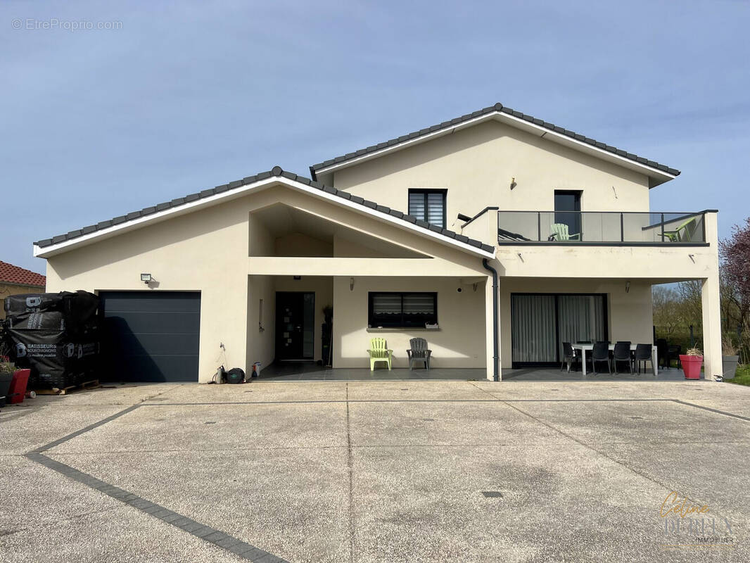 Maison à BAGE-LE-CHATEL