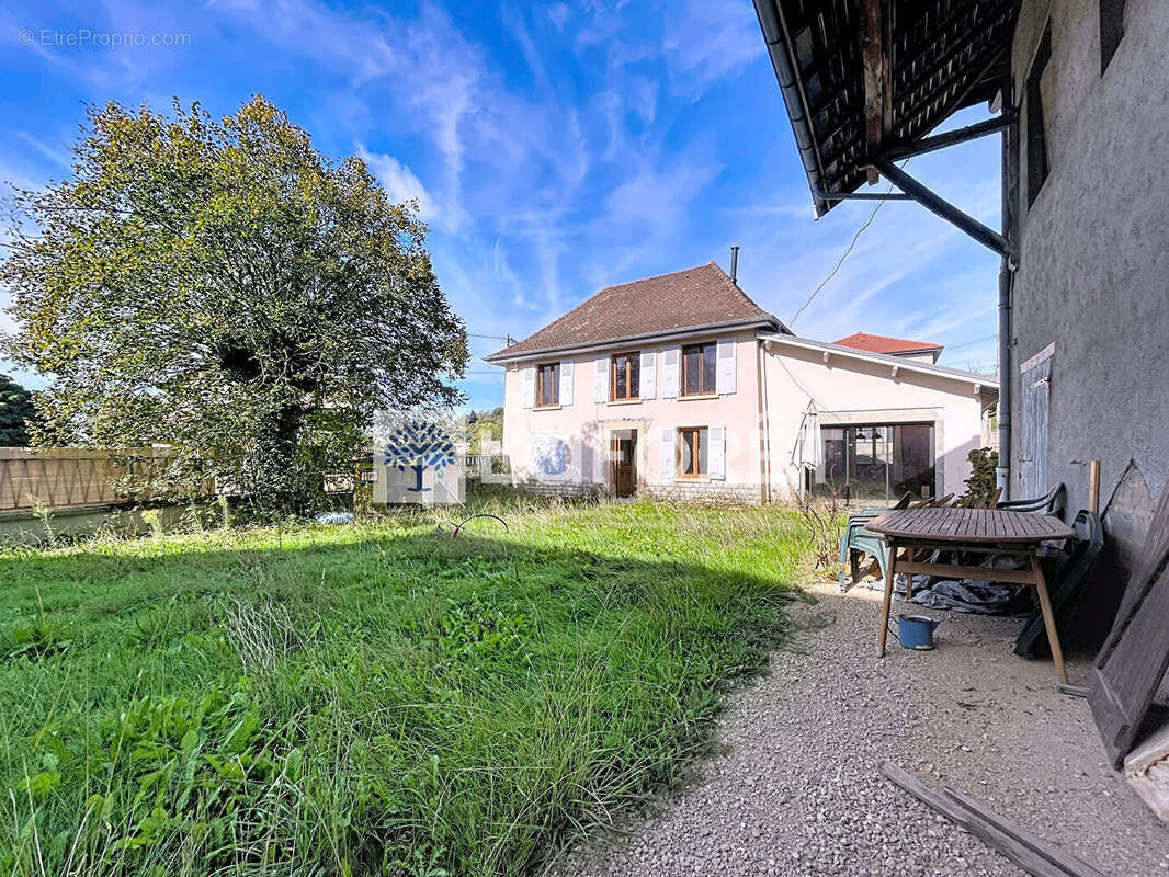 Maison à SAINT-CLAIR-DE-LA-TOUR