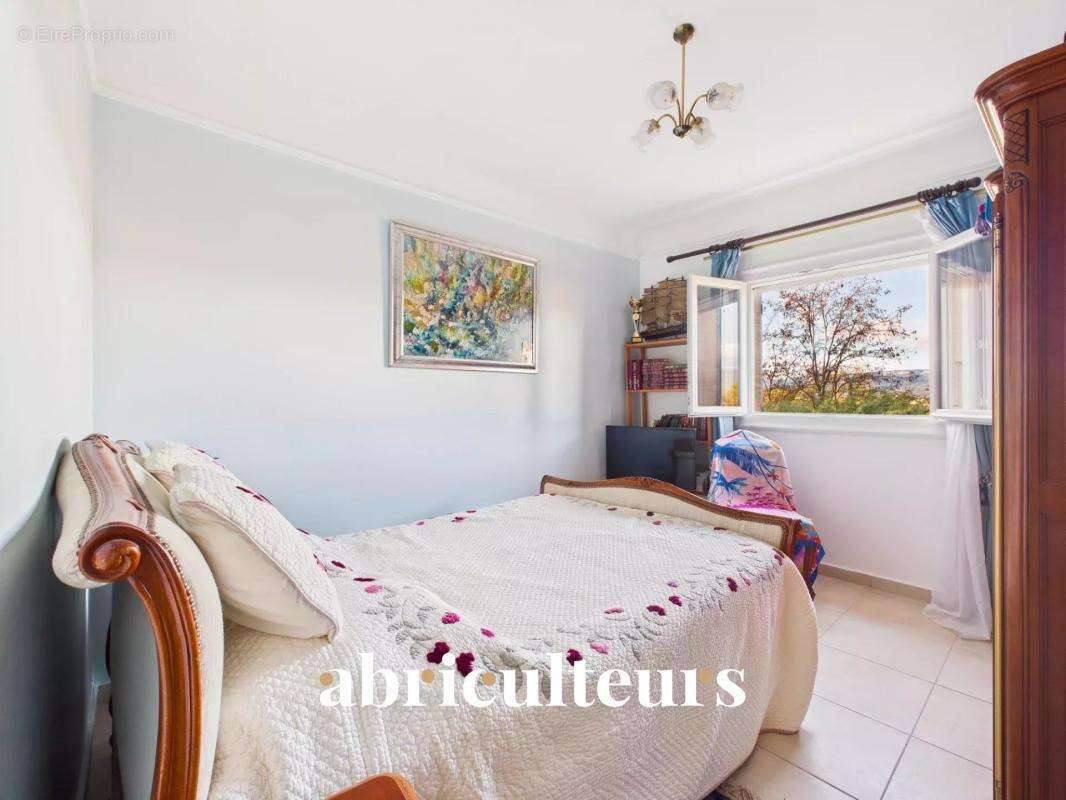 Maison à LA ROQUE-D&#039;ANTHERON