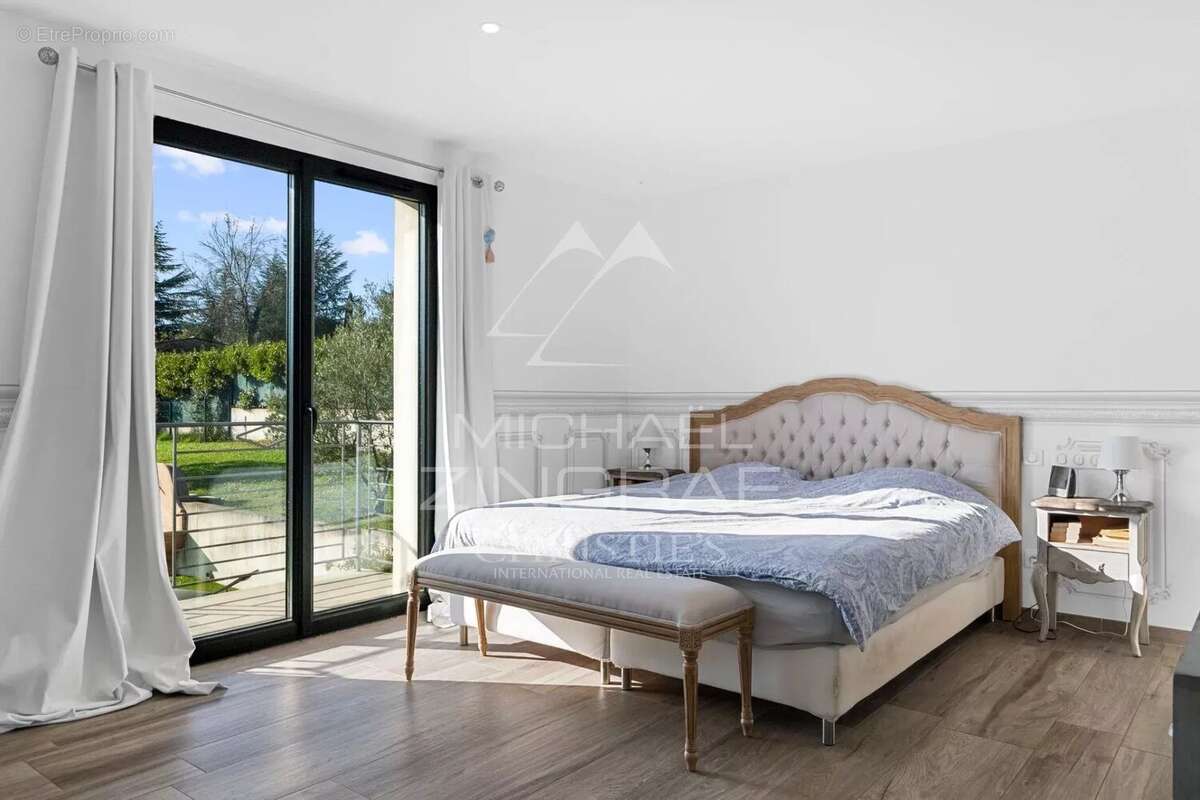 Maison à CHATEAUNEUF-GRASSE