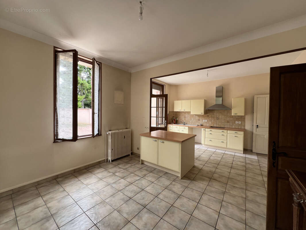 Maison à DUN-SUR-AURON