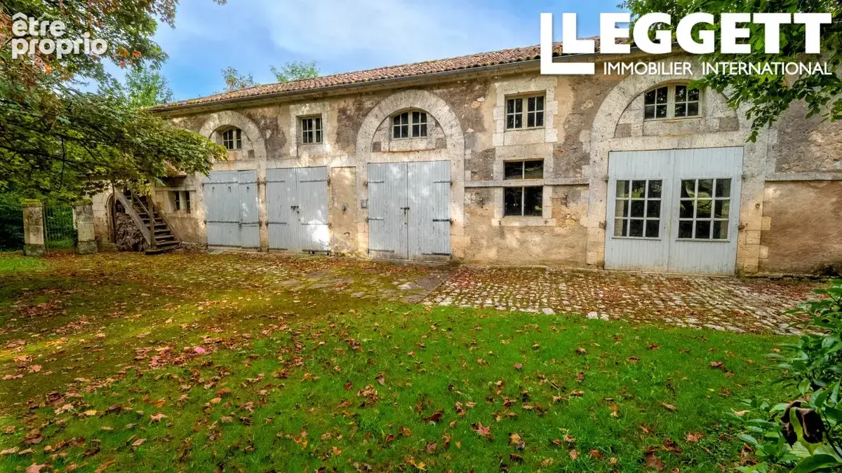 Château pittoresque des XVe, XVIe et XVIIe siècles, une maison de famille magnifiquement restaurée. 55 hectare - photo 9