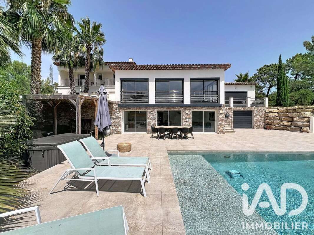 Maison 400 m² à Roquebrune-Sur-Argens  - photo 2