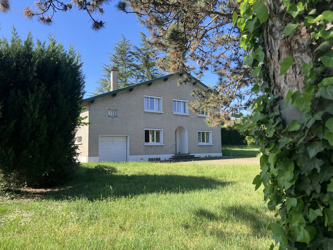 Maison à SAINT-GENIS-LES-OLLIERES