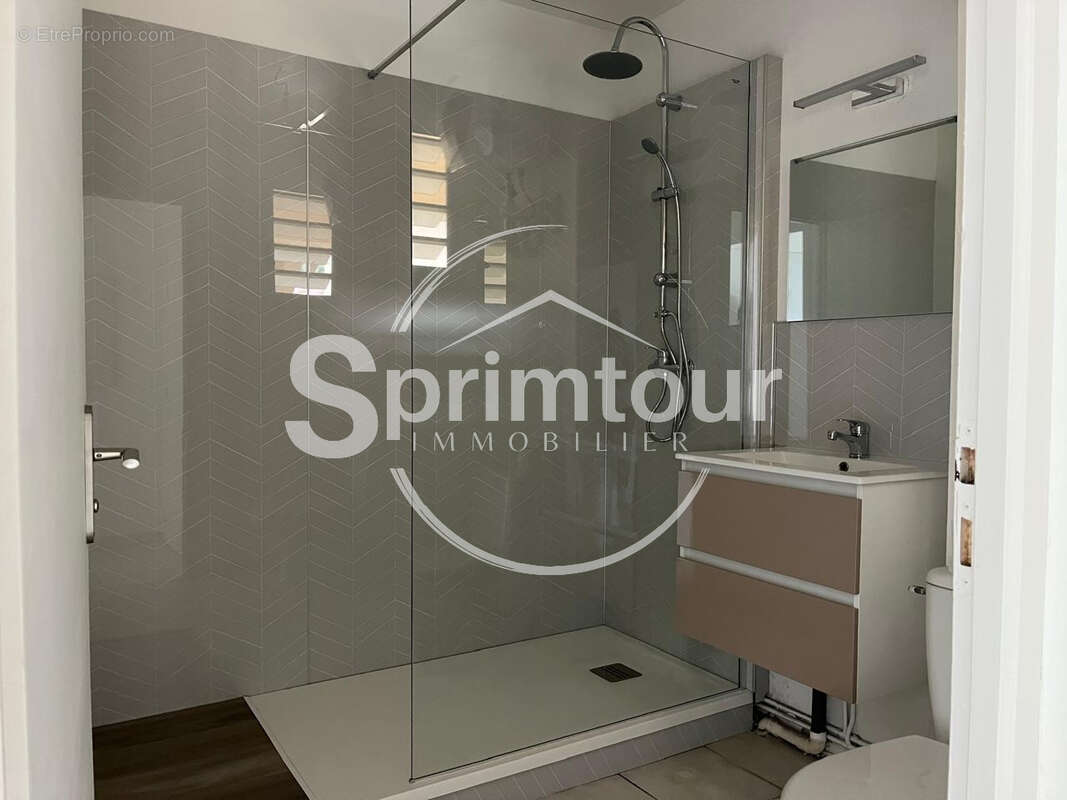 SAINT-CLAUDE - Appartement T3 rénové avec terrasse dans une résidence sécurisée avec piscine - photo 14