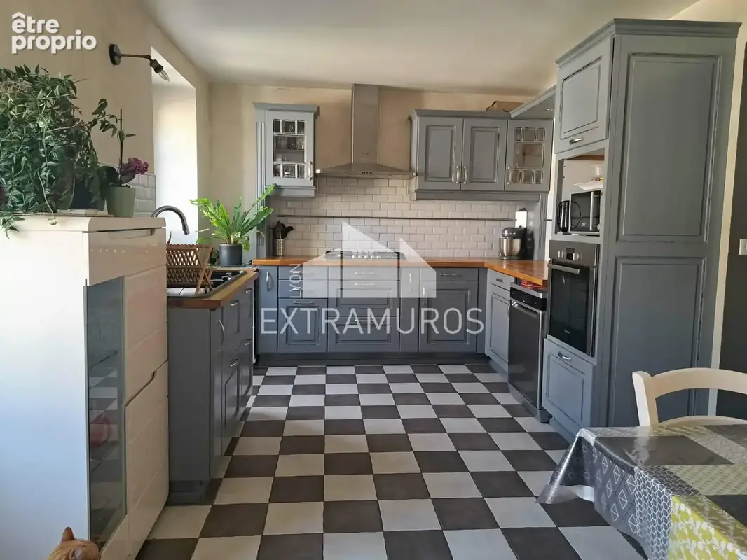 A vendre au coeur du bourg de courzieu maison ancienne renovee avec terrasse + annexes - photo 3