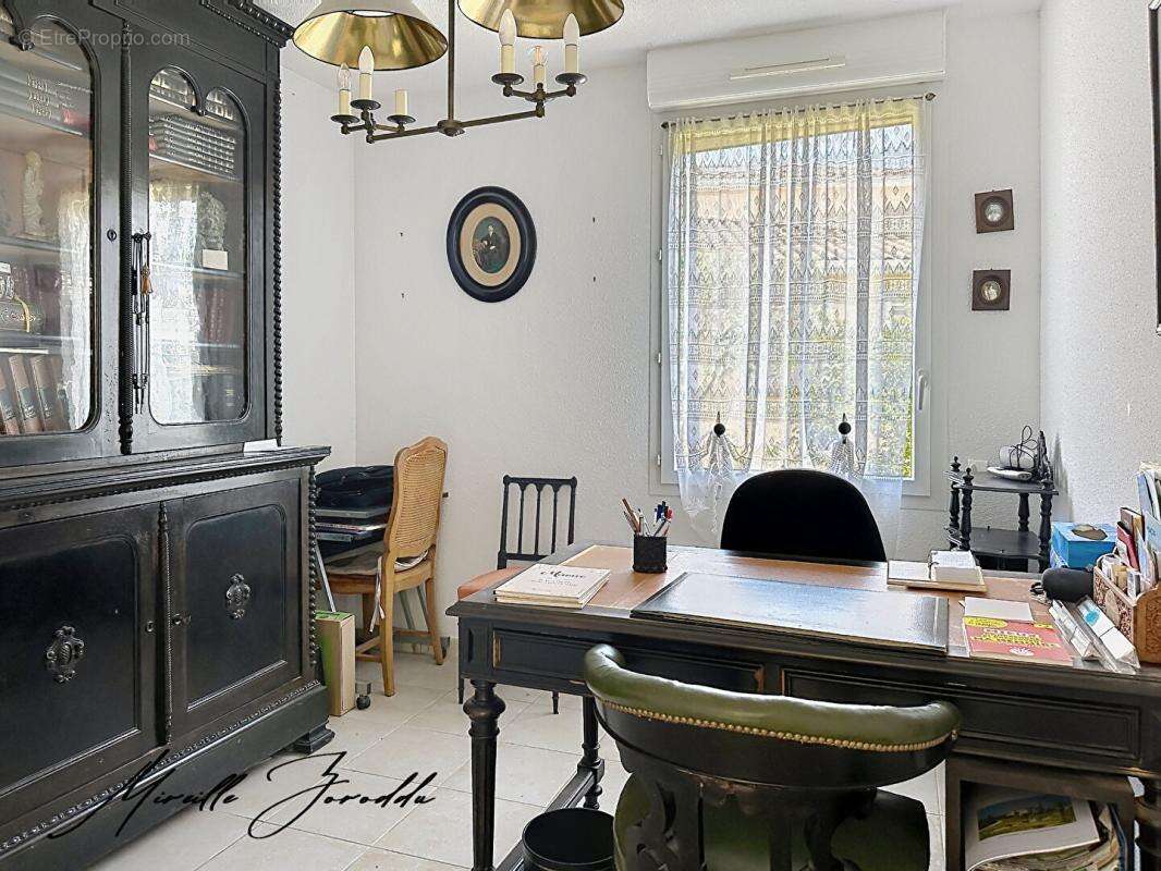 A VENDRE VILLA  Jonquieres Saint Vincent 4 piéces de 124m² avec véranda, parking et garage - photo 5