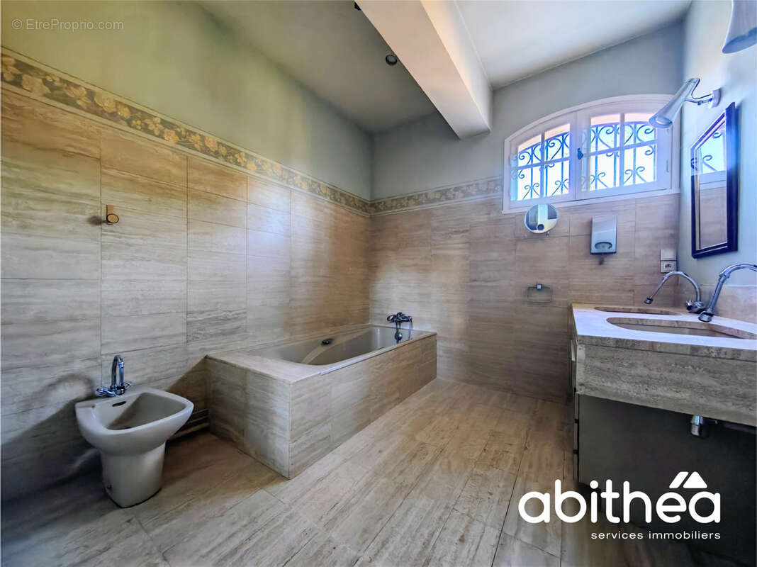 L’élégance d’une maison bourgeoise, les volumes d’une demeure familiale : 250 m2 à découvrir - photo 7