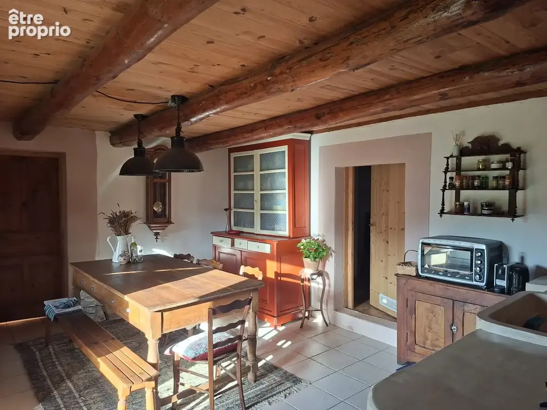 Maison en pierres avec gîte sur 2500 m2 de terrain - photo 4