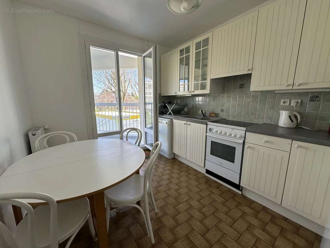 Appartement à LE MESNIL-SAINT-DENIS