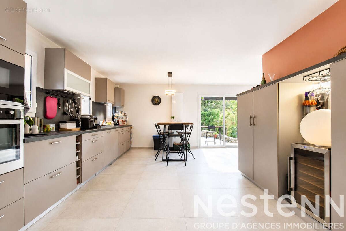 A vendre à LORGUES - Propriété familiale 6 chambres au coeur d'un environnement privilégié avec PISCINE - photo 8