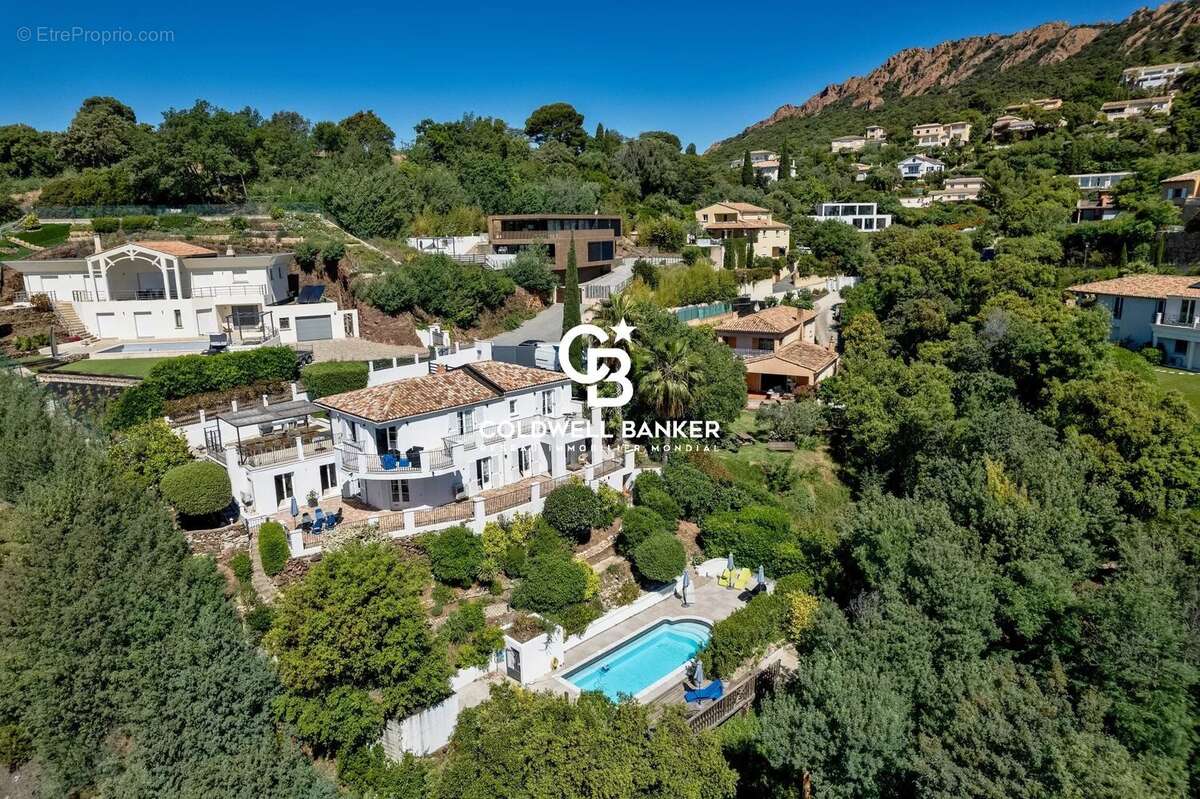 Située dans un domaine privé et sécurisé d’Agay à Saint-Raphaël, opportunité d’investissement rare sur la Côte d’Azur, alliant e - photo 4
