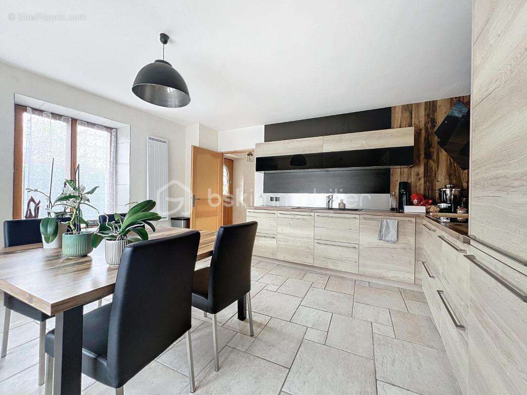 Maison à SAINT-MARTIN-DE-LA-CLUZE