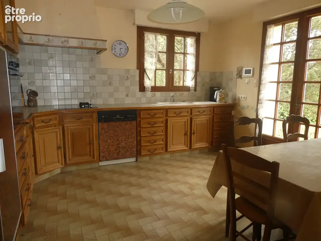 Maison Pont L Eveque 6 pièce(s), 217 m², 2761 m² - photo 3
