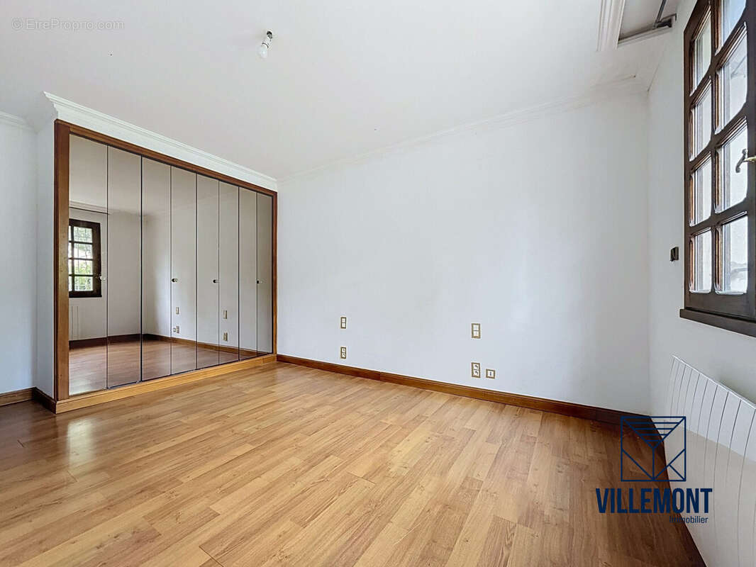 Chambre 2/ 16.59m² avec placard