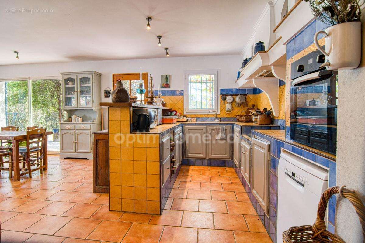Superbe Villa de 8 Pièces à Cotignac (83) – 182 m² habitables avec piscine, sur 2500 m² de terrain paysager - photo 8