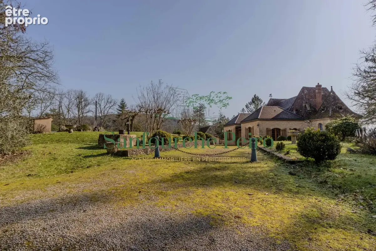 Situé à 18km à l'ouest de Sarlat et à 2km de Saint Cyprien - photo 32