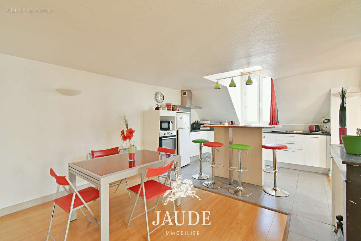 Appartement atypique et lumineux   64 m2 Carrez (85 m2 au sol)   Dernier étage avec ascenseur   Rue Blatin, - photo 4