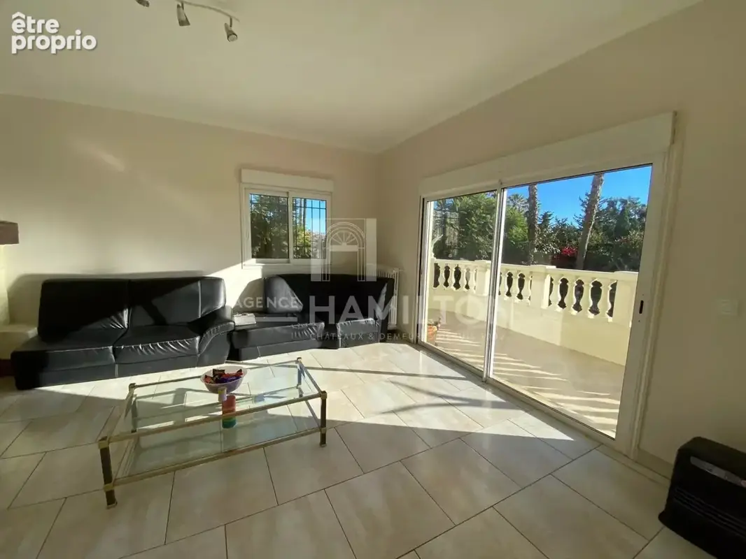 A deux pas du bord de mer à Golfe-Juan, superbe villa offrant un - photo 7