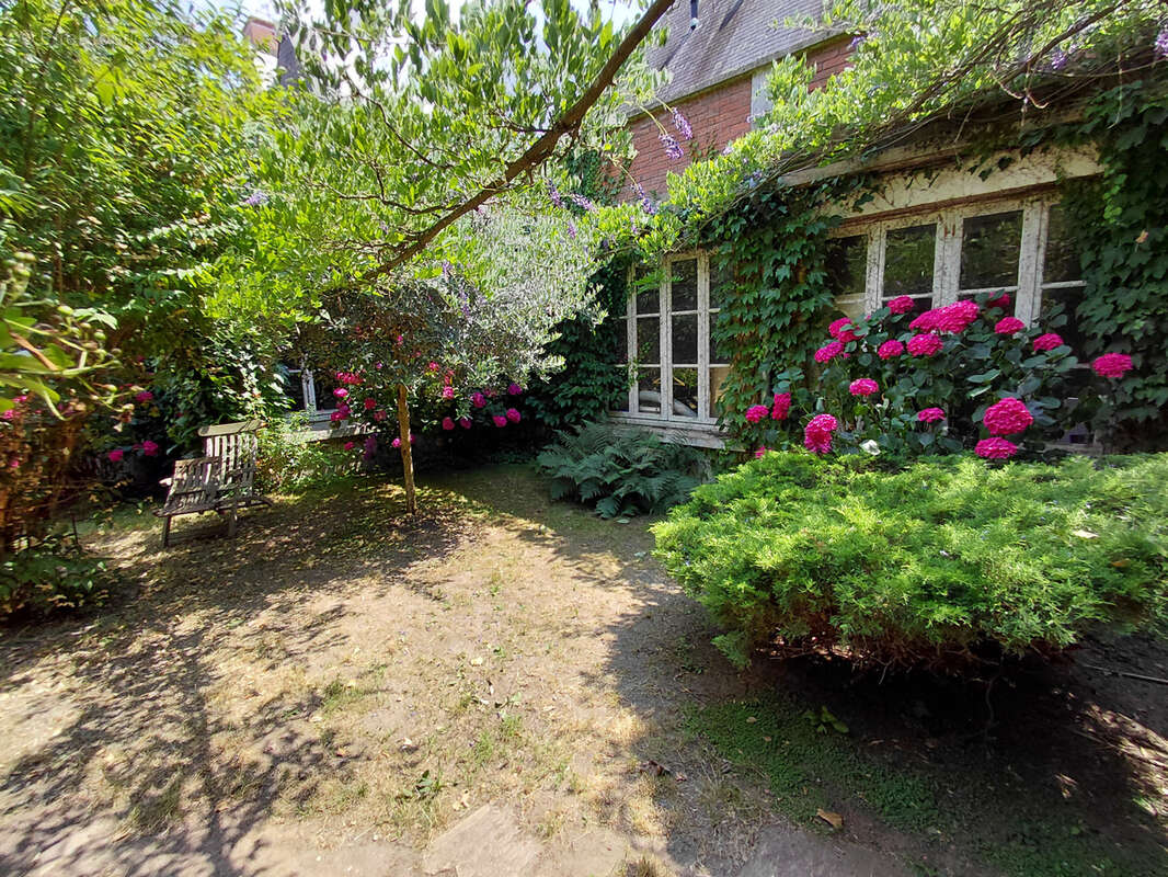 Maison familiale avec dépendances et jardin en centre-ville de La Flèche ! - photo 17