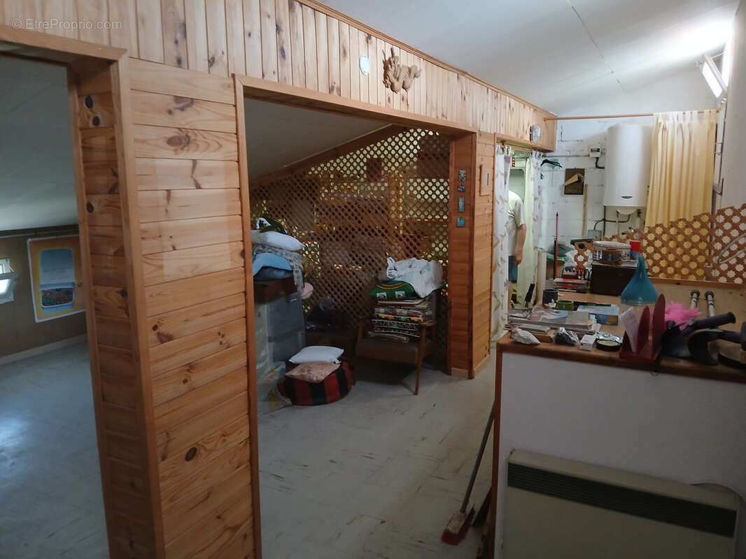 Villa sur 3 faces , 3 niveaux, 5 chambres , 2 bains, jardin , garage et parking. - photo 32
