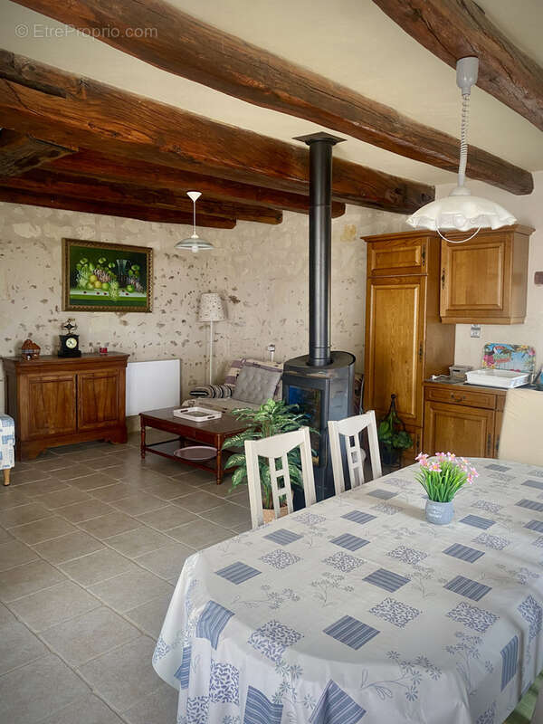 Ensemble immobilier en tuffeau avec dépendances sur un terrain de 3401m2. Idéale projet familiale, gîtes, acti - photo 17