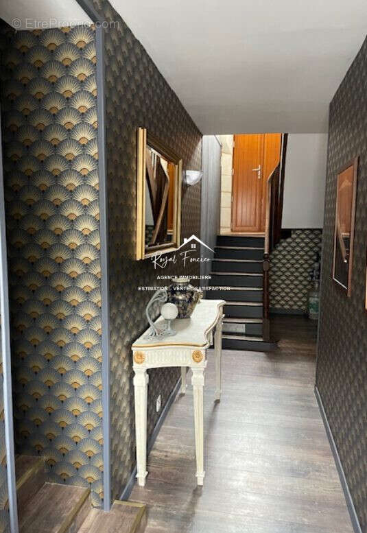 Entrée avec rangement  - Maison à LA GUERCHE