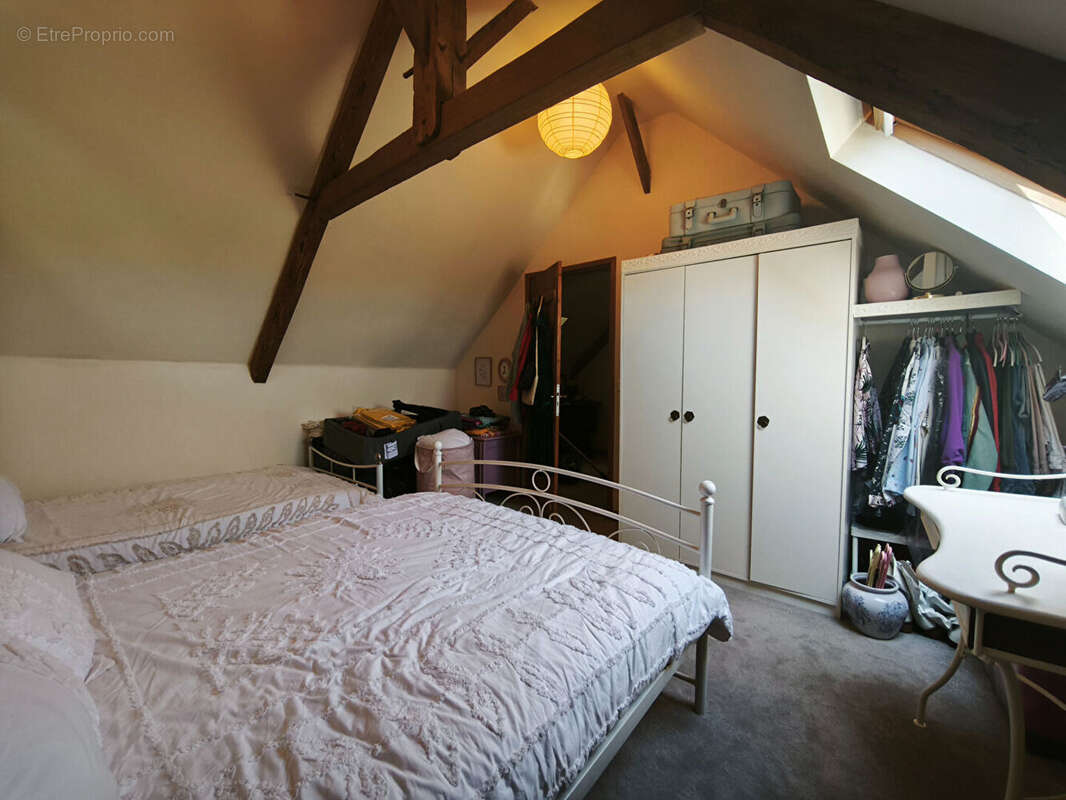 CÔTES-D'ARMOR, Saint-Mayeux, Maisonnette mitoyenne, trois chambres, centre du village - photo 10