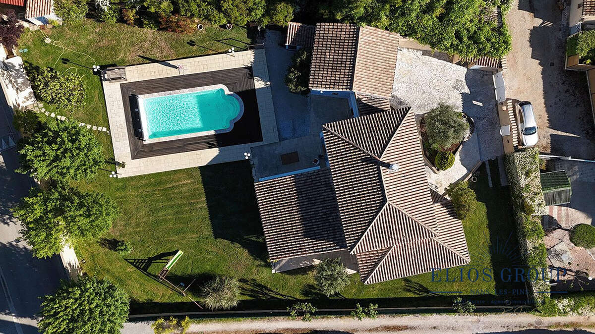 Maison 220 m² à Nans-Les-Pins  - photo 2