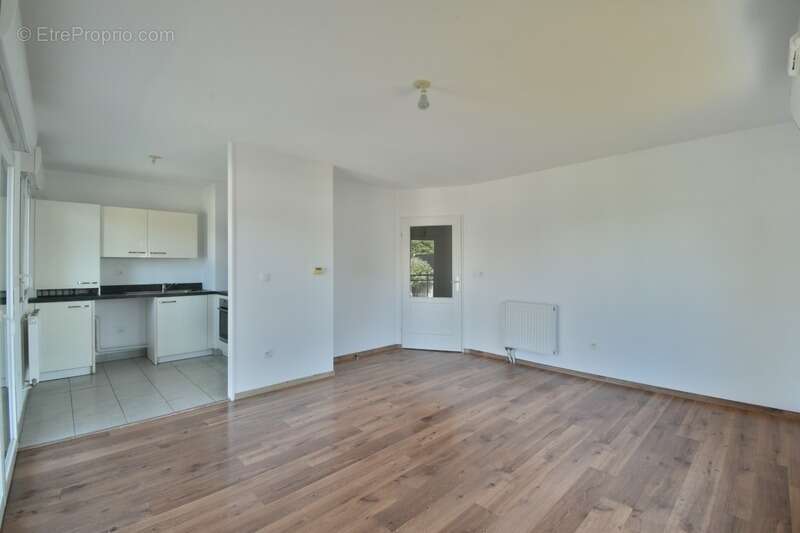 Saint-André-lez-Lille (Quartier Ouest) – T2 de 47 m² avec balcon, ascenseur et parking privatif - photo 3