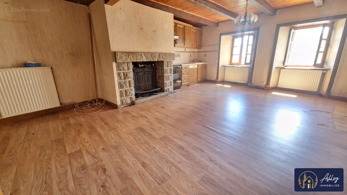 Maison 5 pièces APCHON - Maison à APCHON