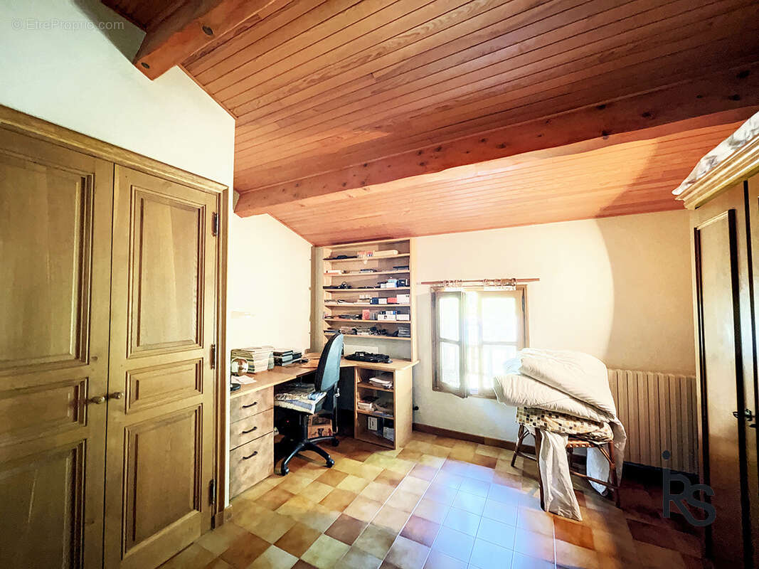 Une villa de 212 m2 avec 3797 m2 de jardin et piscine, 5 chambres et un bureau, garage et caves en RDC. - photo 6