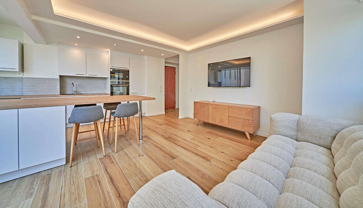 À Sainte-Maxime (83), appartement de type 3 pièces de 53.07m2 à acheter en plein centre-ville - photo 3