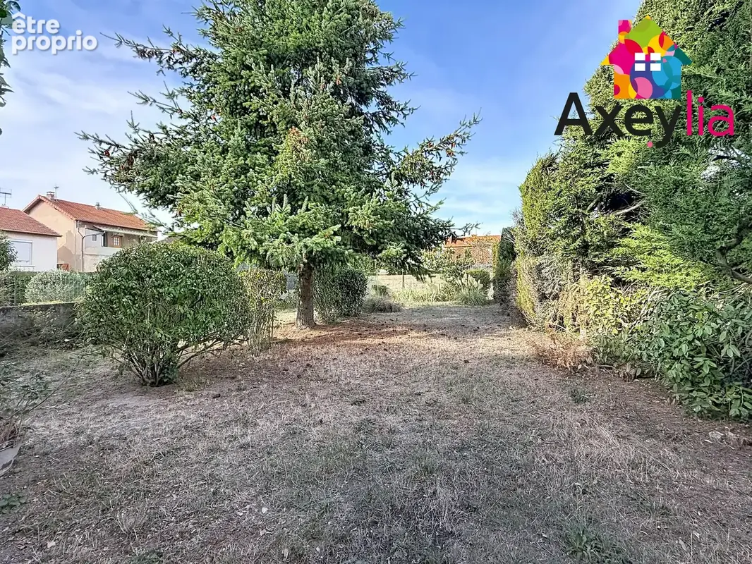 A vendre - riorges - maison élevée sur sous-sol avec deux chambres, garage, terrasse et terrain - photo 2