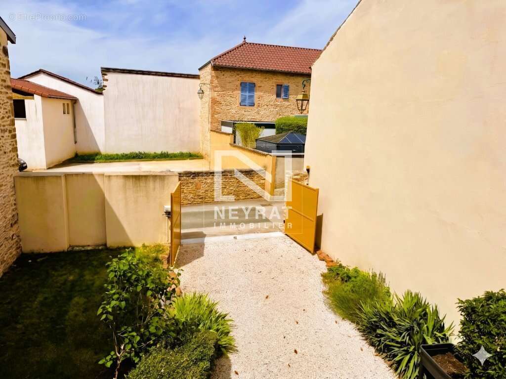 Une maison en pierre pleine de charme, avec sa terrasse suspendue, son jardin intime et ses nombreuses dépendances - photo 12
