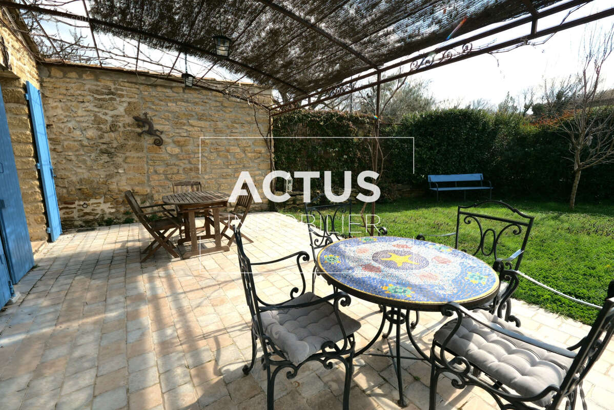 Maison 232 m² à Cornillon-Confoux  - photo 9