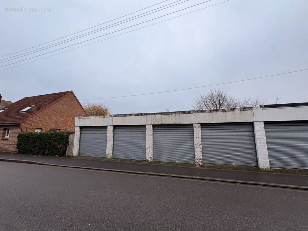 Photo 1 - Parking à LA BASSEE