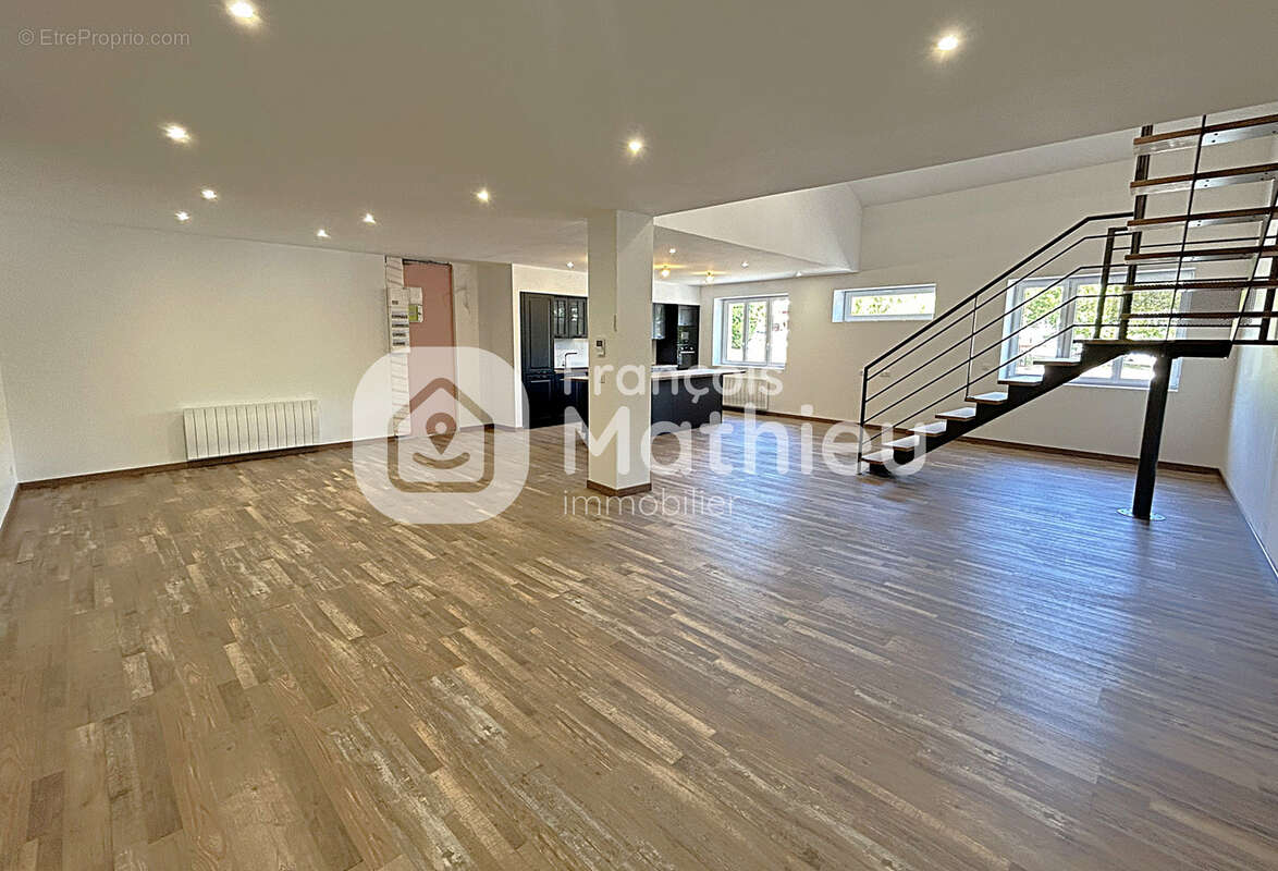 Châtillon-sur-Chalaronne - Appartement de standing T6 d'environ 196m2 (245m2 au sol) en plein centre. - photo 4