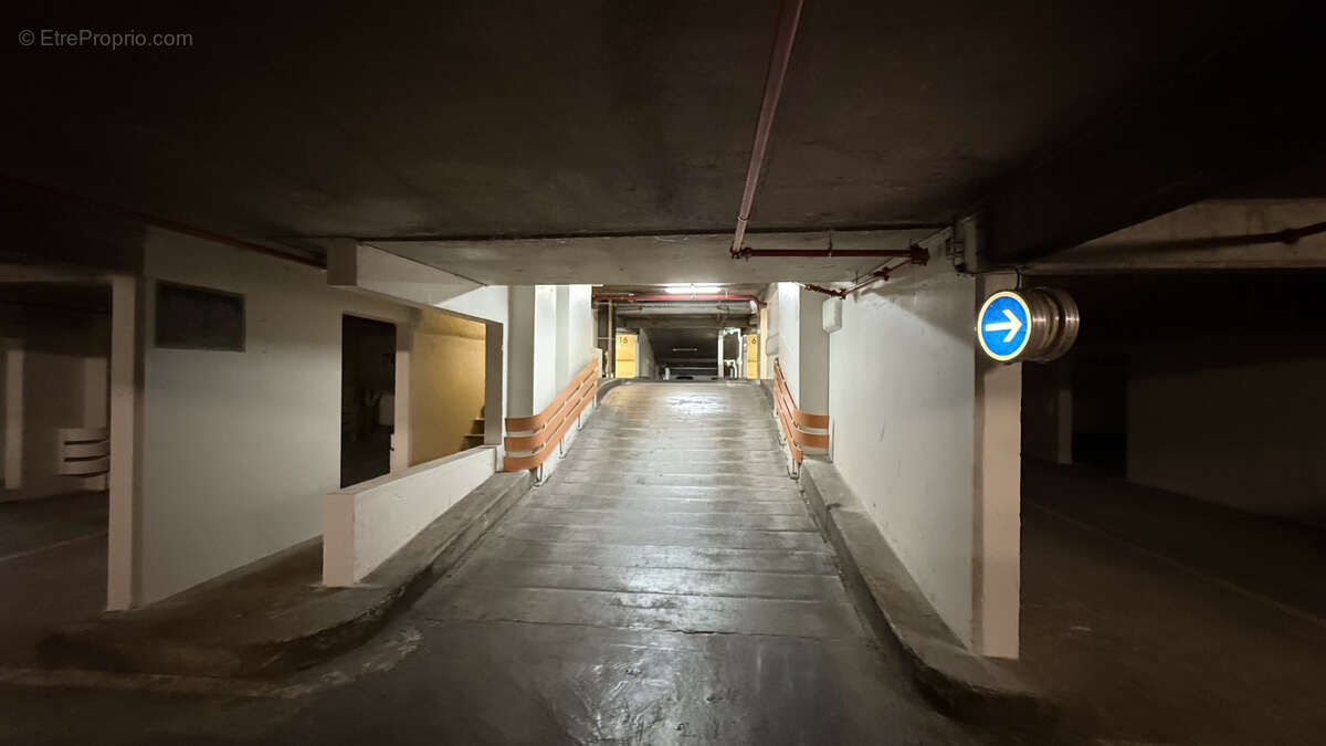 Autre à PARIS-2E