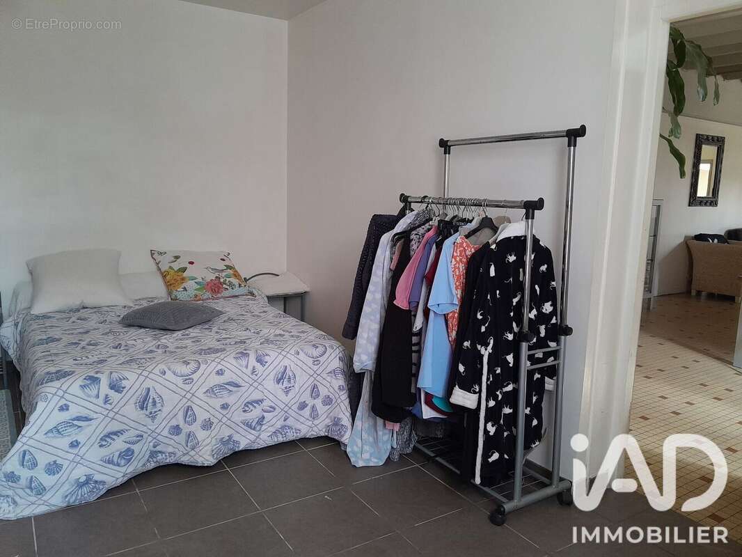 Maison 294 m² à Les Eglisottes-Et-Chalaures  - photo 9