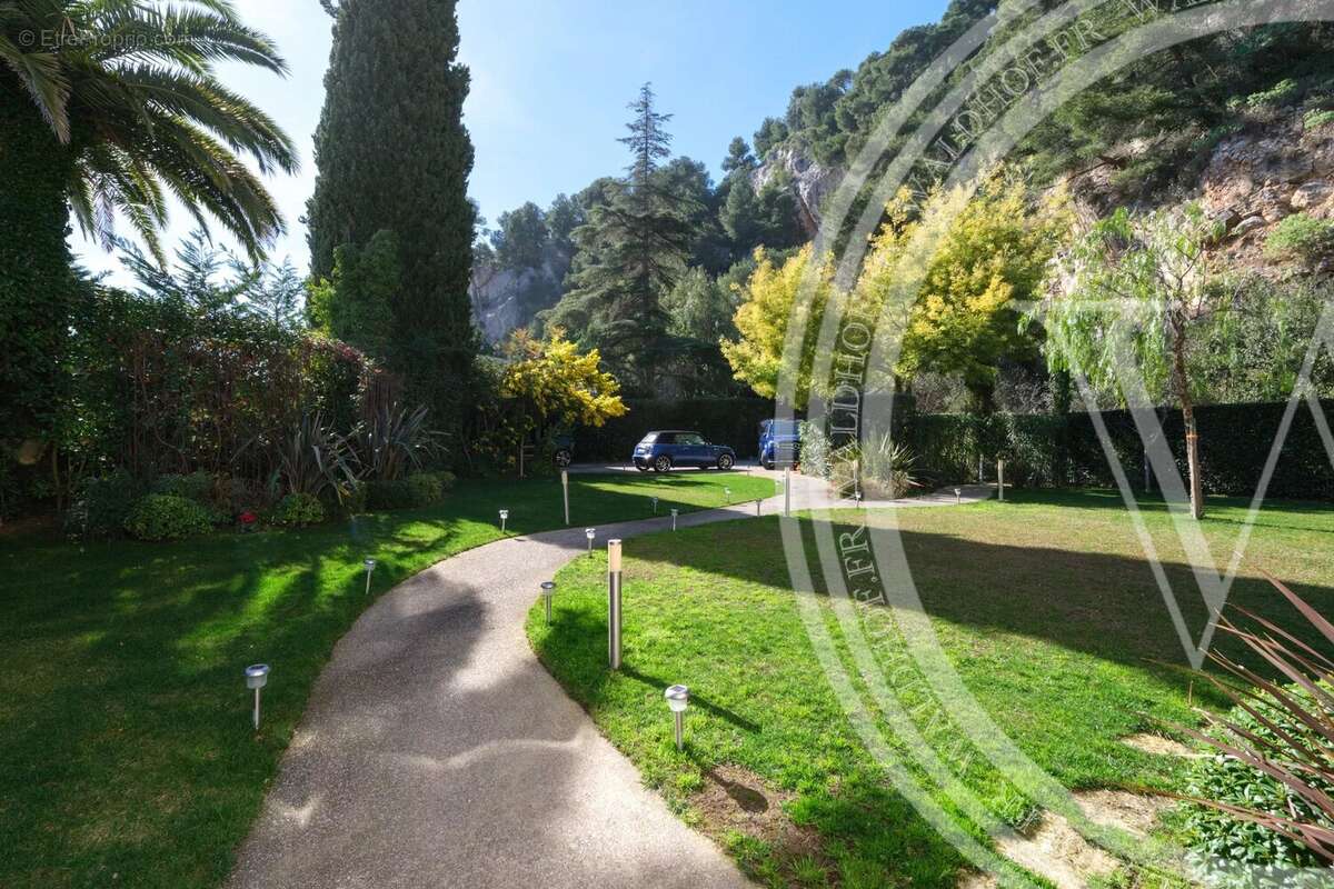 Villa contemporaine avec vue panoramique sur la mer et piscine à débordement surplombant le Cap Ferrat à seulement 21 minutes de - photo 21