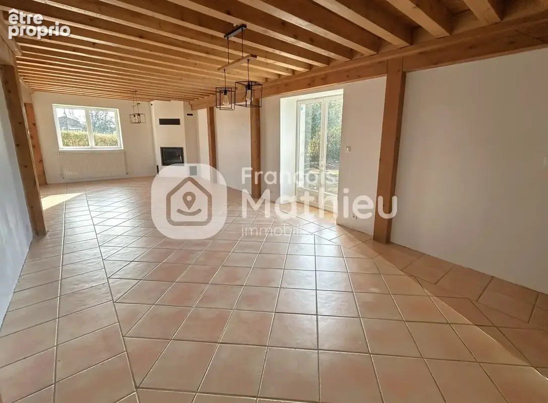 Sandrans - Maison T6 d'environ 280m2 avec garage et terrain - photo 8