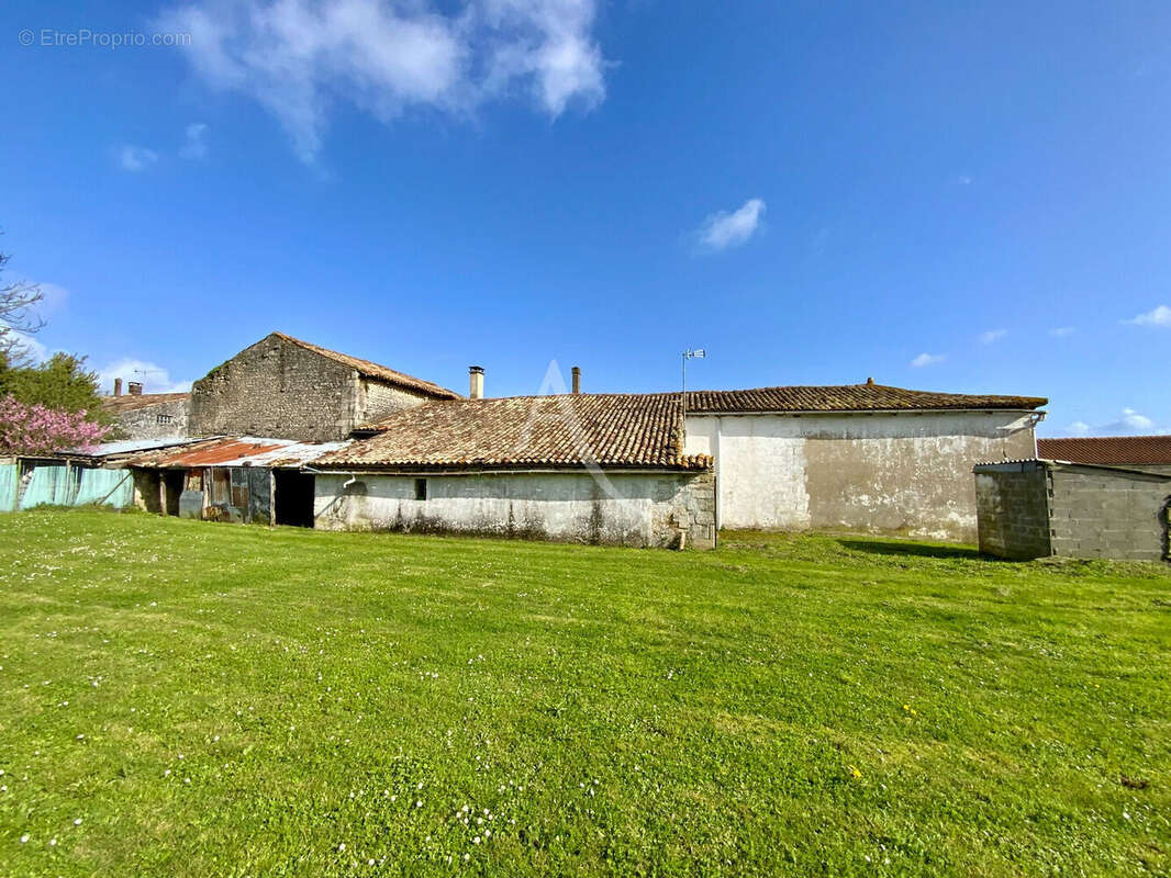 Maison charentaise à rénover - photo 2